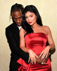 Кайли Дженнер и Трэвис Скотт наконец-то законно изменили имя своего сына